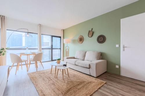 Posedenie v ubytovaní Europe/Flandres stations apartment with balcony!