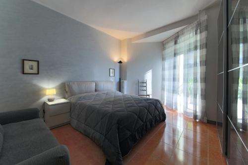 1 dormitorio con 1 cama y 1 sofá en Private parking - Family home - 15 min to Venice en Mestre