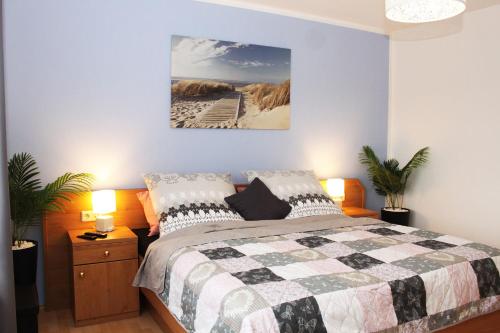 sypialnia z łóżkiem i zdjęciem plaży w obiekcie Ferienhaus im Bleitz w mieście Wrestedt