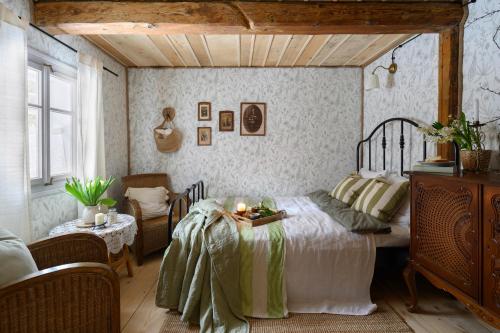 ein Schlafzimmer mit einem Bett und einem Tablett mit Essen drauf in der Unterkunft A to Cichata - Agroturystyka in Odrzykoń