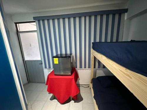 Habitación pequeña con mesa y cama en Cuarto#1 Cerca de Auto. Mex-Qro., en Cuautitlán Izcalli