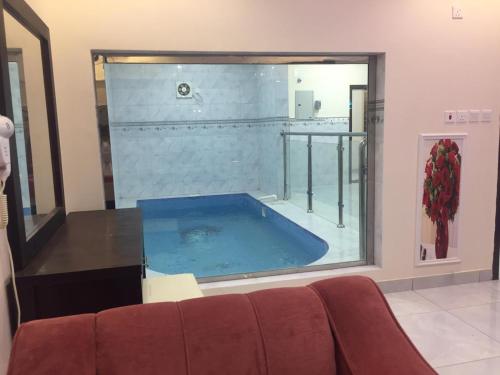 uma grande banheira de hidromassagem numa sala de estar em هوتيل المجاردة em Al Majaridah