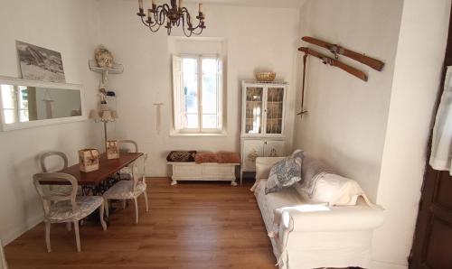 uma sala de estar com um sofá branco e uma mesa em Antico Chalet Mini Momosa em Ovindoli