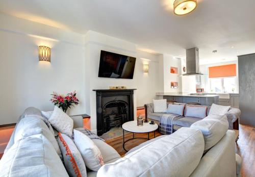 a living room with a couch and a fireplace at Modern 4 Bedroom townhouse perfect location. in Brighton & Hove