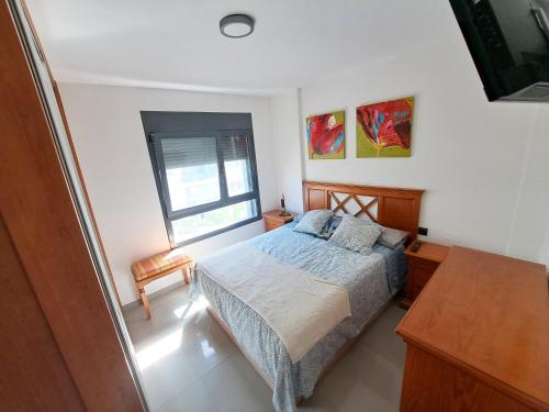 1 dormitorio con cama, escritorio y ventana en Hub Retreat Las Palmas, en Las Palmas de Gran Canaria