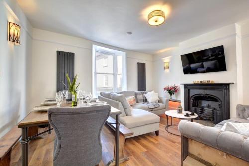 a living room with a table and a fireplace at Modern 4 Bedroom townhouse perfect location. in Brighton & Hove