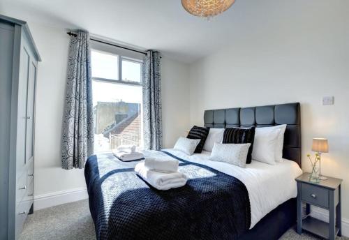 Postel nebo postele na pokoji v ubytování Modern 4 Bedroom townhouse perfect location.