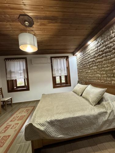 “Sarah Holiday House”