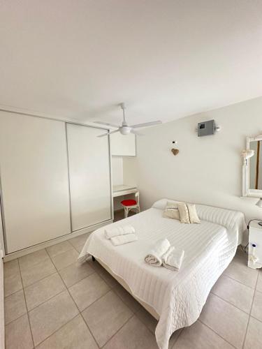 a bedroom with a bed with two towels on it at Departamento Equipado Villa Nueva/Maria - 4 Personas - Cochera in Villa María