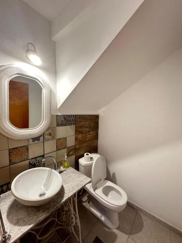 a bathroom with a sink and a toilet and a mirror at Departamento Equipado Villa Nueva/Maria - 4 Personas - Cochera in Villa María