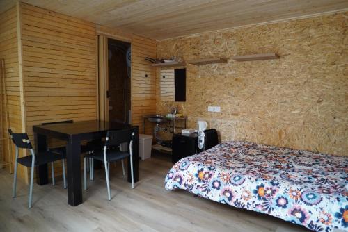 een slaapkamer met een bed, een bureau en een tafel bij Nootka in San Rafael