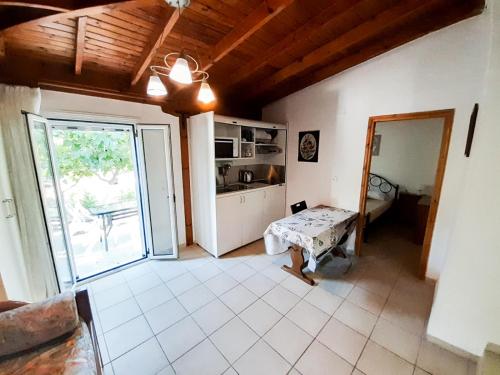 um quarto com uma cozinha com uma grande janela em Quiet Agricultural Guesthouse em Komílion
