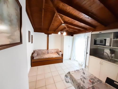 uma cozinha com um sofá no meio de um quarto em Quiet Agricultural Guesthouse em Komílion