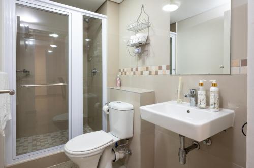 La salle de bains est pourvue de toilettes, d'un lavabo et d'une douche. dans l'établissement Gorgeous 503 The Milennial with Inverter, à Durban