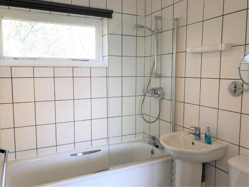 une salle de bain avec un lavabo, une baignoire et des toilettes dans l'établissement 4 Bed in Ventnor IC169, à Ventnor