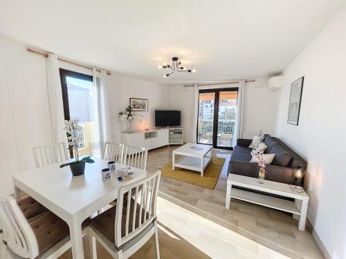 Bright and vast 1BR balcony parking heart of town 1 mn