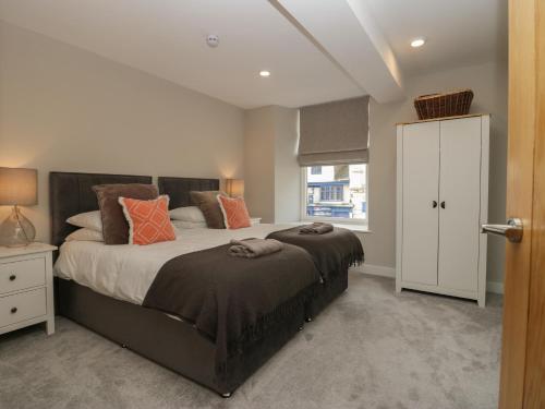 een slaapkamer met een groot bed en een raam bij Coniston in Kendal