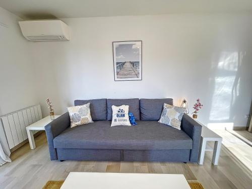 - un canapé bleu dans le salon dans l'établissement Bright and vast 1BR balcony parking heart of town 1 mn, à Cannes