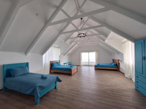 ボカス・タウンにあるPaunch Beach Retreatのベッド2台と椅子2脚が備わる広い客室です。
