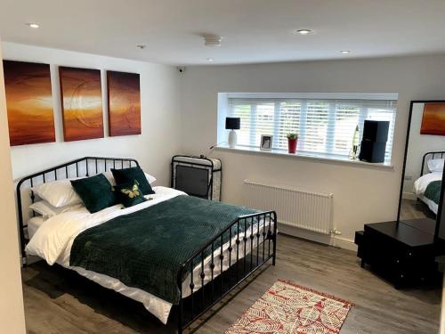 sypialnia z dużym łóżkiem i oknem w obiekcie Stonecroft w mieście Bramhope