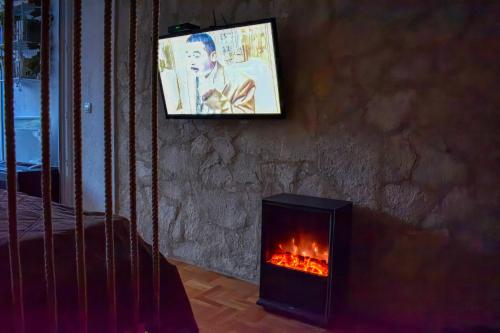 Cette chambre dispose d'une cheminée et d'une télévision murale. dans l'établissement Terminal Vidikovac, à Budva