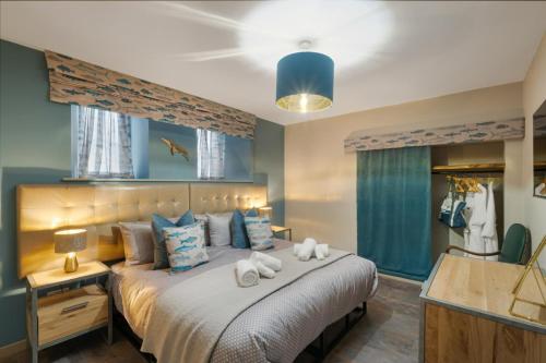 - une chambre avec un grand lit et des serviettes dans l'établissement Towan House, à Newquay