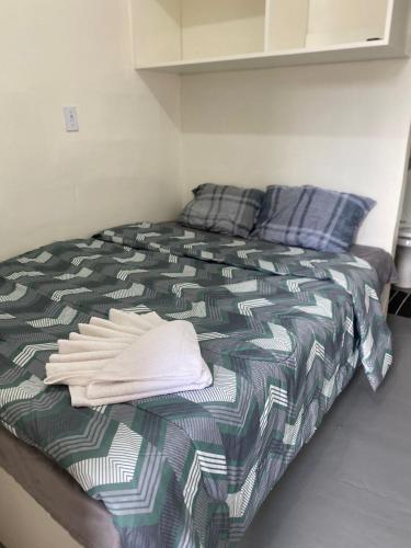 ein Bett mit einem Haufen Handtücher drauf in der Unterkunft Dormitórios ponto 37 in Treviso