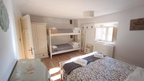 a bedroom with two bunk beds and a window at Antico Chalet Momosa Maxi in Ovindoli