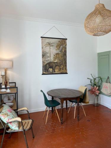 a dining room with a table and chairs at L'écrin de Mona au coeur de Lourmarin in Lourmarin