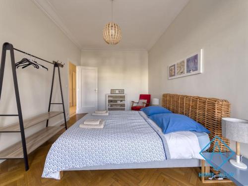 - une chambre avec un grand lit et une chaise dans l'établissement NEW Luxurious apartment - Jean Medecin, à Nice