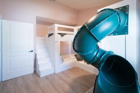 帕姆港1 Mile to Honeymoon Island ~Heated Pool ~Putt Putt的一间设有楼梯的房间和一间设有房间的房间