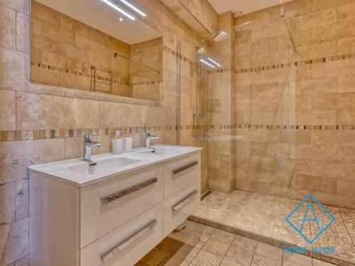 La salle de bains est pourvue d'un lavabo et d'un miroir. dans l'établissement NEW Luxurious apartment - Jean Medecin, à Nice