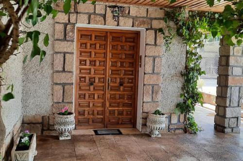 uma entrada para uma casa com uma porta de madeira em La Casona de Toledo em Gerindote