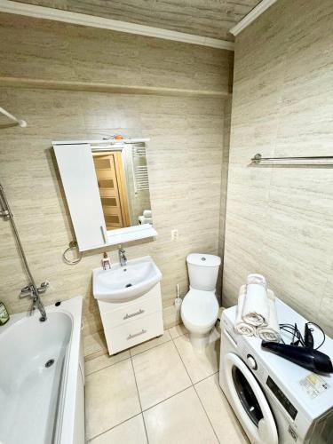 baño con lavabo y espejo en Italy style apartament, en Chişinău