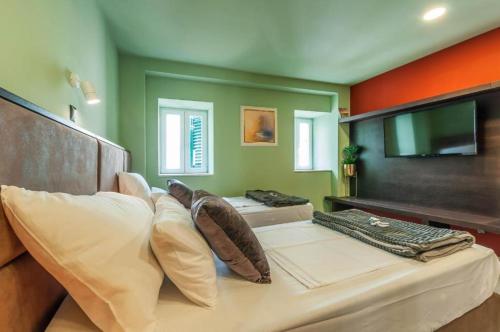 X Boutique Marinac Studio Apartments & Rooms