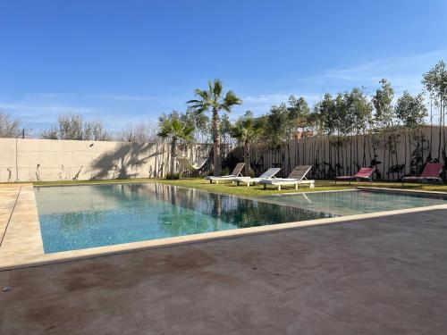 Villa Victoria à 15 minutes du centre de Marrakech tesisinde veya buraya yakın yüzme havuzu