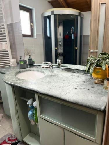 a bathroom counter with a sink and a mirror at Panoramic House in Borsa