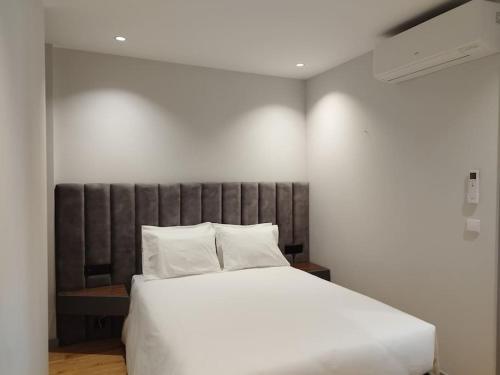 Bett mit weißer Bettwäsche und Kissen in einem Zimmer in der Unterkunft Almada 505 City Center Duplex in Porto