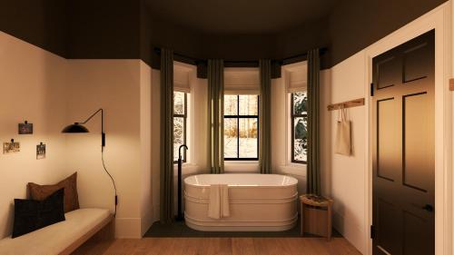 ein Bad mit einer Badewanne und einem Fenster in der Unterkunft Somewhere Inn Collingwood in Collingwood