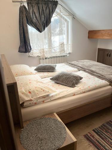 a bedroom with two beds and a window at Panoramic House in Borsa