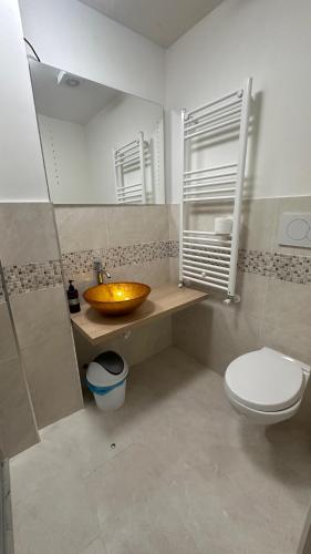 uma casa de banho com um lavatório e um WC em Ca lucia Canal View em Veneza