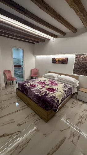 1 dormitorio con 1 cama grande, mesa y sillas en Ca lucia Canal View, en Venecia