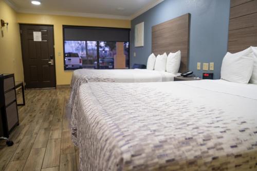 Letto o letti in una camera di Americas Best Value Inn Fort Myers