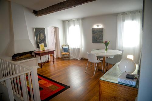 uma sala de estar com uma mesa e uma mesa em Rosella - Terrasse rooftop, hypercentre, wifi - by TGB em Ajaccio