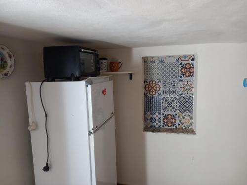 TV en la parte superior de una nevera en una habitación en spalti67, en Trapani