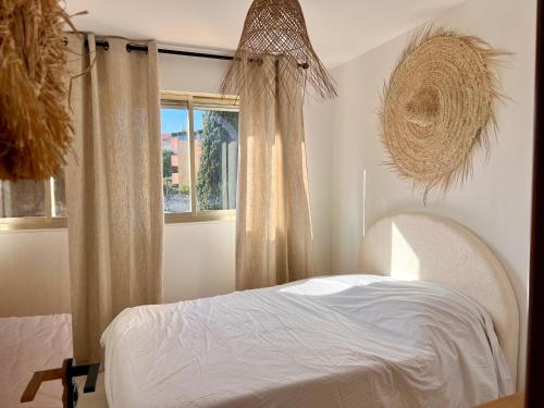 - une chambre avec un lit et une fenêtre dans l'établissement À 5 minutes de Monaco appartement vue mer haut de gamme, à Roquebrune-Cap-Martin