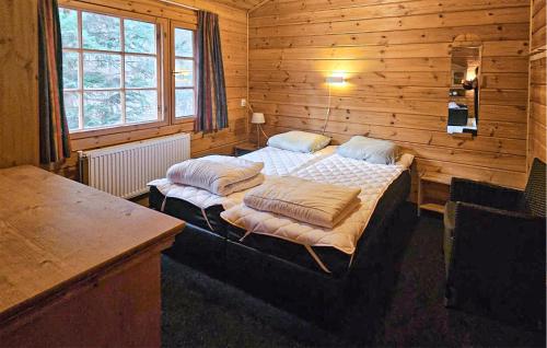 NeedeにあるAmazing Home In Neede With 3 Bedrooms, Sauna And Wifiの木製の部屋にベッド2台が備わるベッドルーム1室