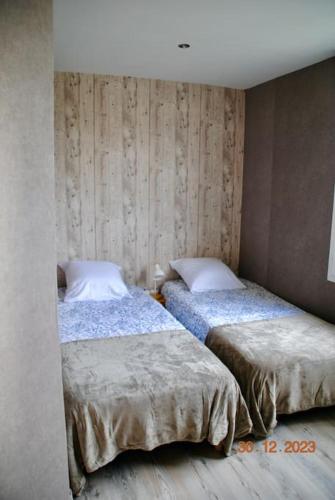 une chambre avec deux lits dans une pièce dans l'établissement A l abri des embruns, à Dieppe