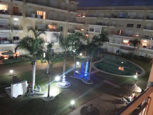 - une vue depuis le balcon de l'hôtel la nuit dans l'établissement Chems Bouznika, à Bouznika