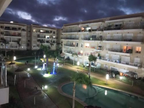 - une vue sur un complexe d'appartements la nuit dans l'établissement Chems Bouznika, à Bouznika